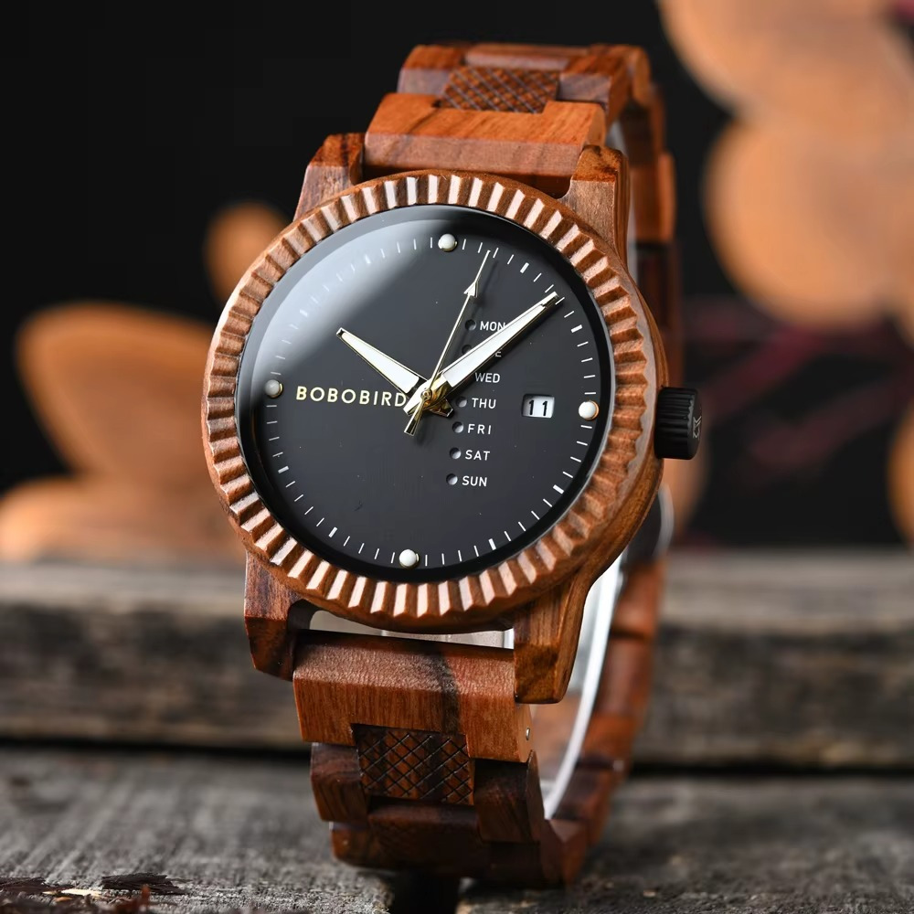Montre en bois Cordoba avec lunette cannelée, cadran noir affichant jour de la semaine et date