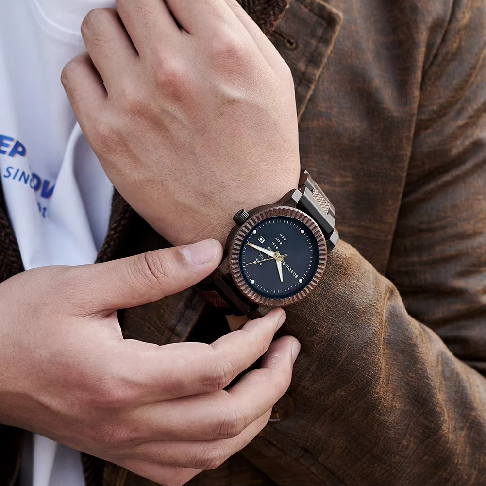 Montre en bois Cordoba avec lunette cannelée, affichage du jour de la semaine et de la date portée au poignet