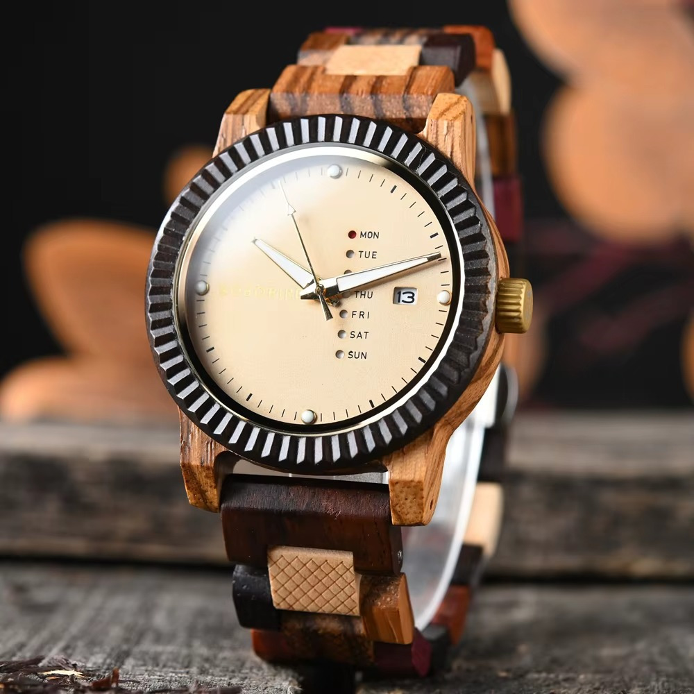 Montre en bois Cordoba avec lunette cannelée noire et blanche, cadran beige affichant jour de la semaine et date, bracelet en bois bicolore