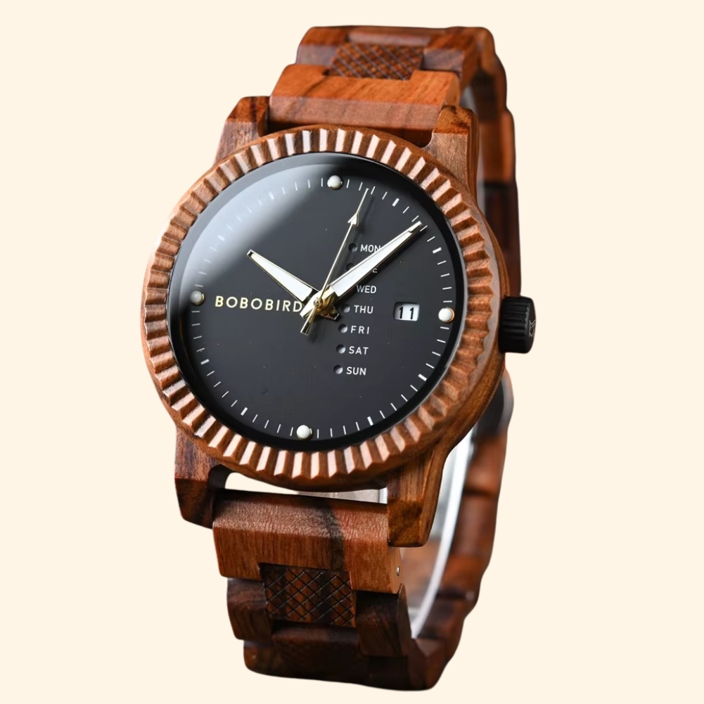 Montre en bois Cordoba avec lunette cannelée, cadran noir affichant jour de la semaine et date