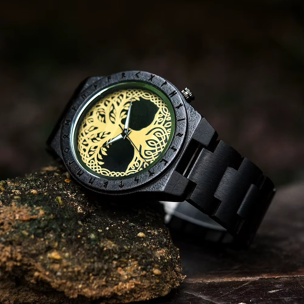 Montre en bois ébène Yggdrasil avec cadran motif arbre de vie doré vue en angle