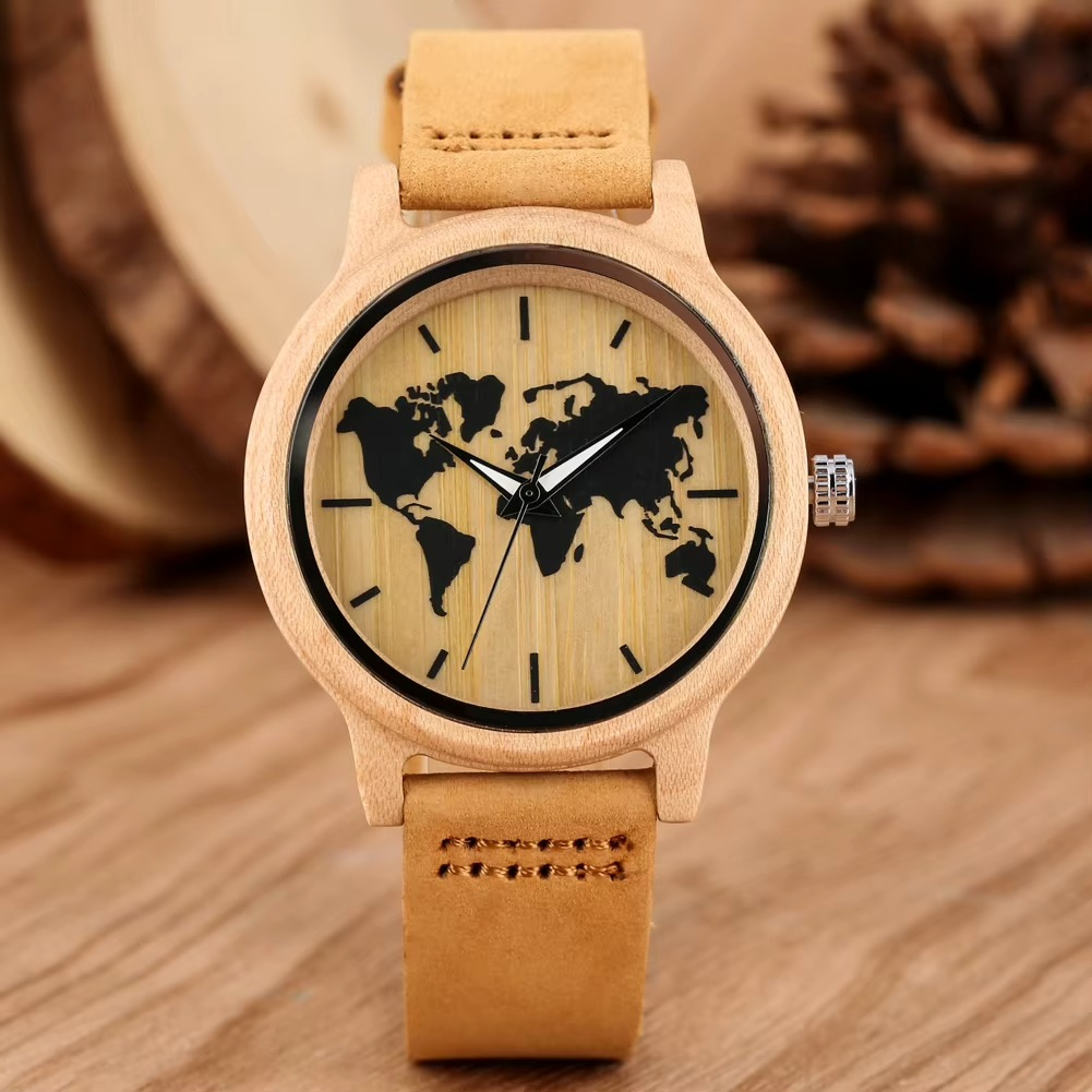 Montre en bois d'érable femme modèle Odyssée avec cadran motif carte du monde et bracelet en cuir camel vue rapprochée
