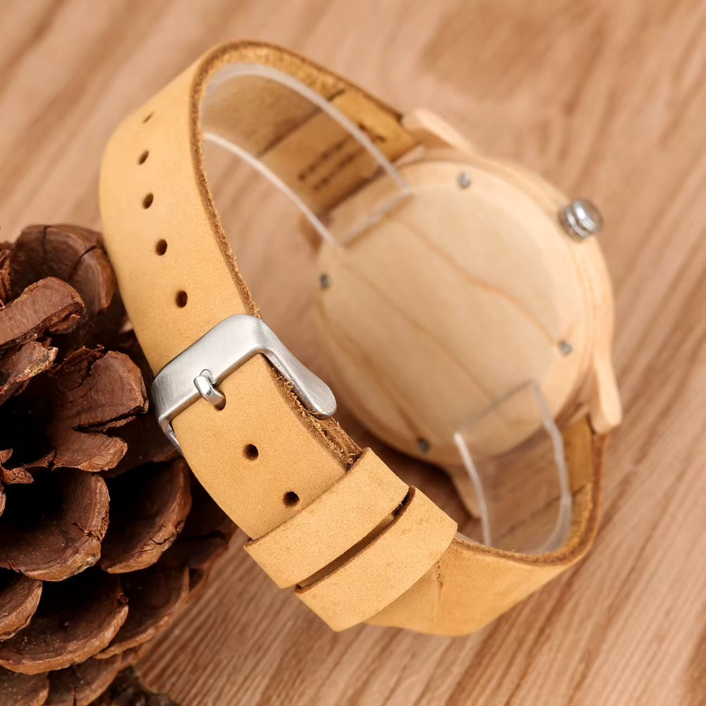 Montre en bois d'érable femme modèle Odyssée avec bracelet en cuir camel vue arrière sur boucle et passant