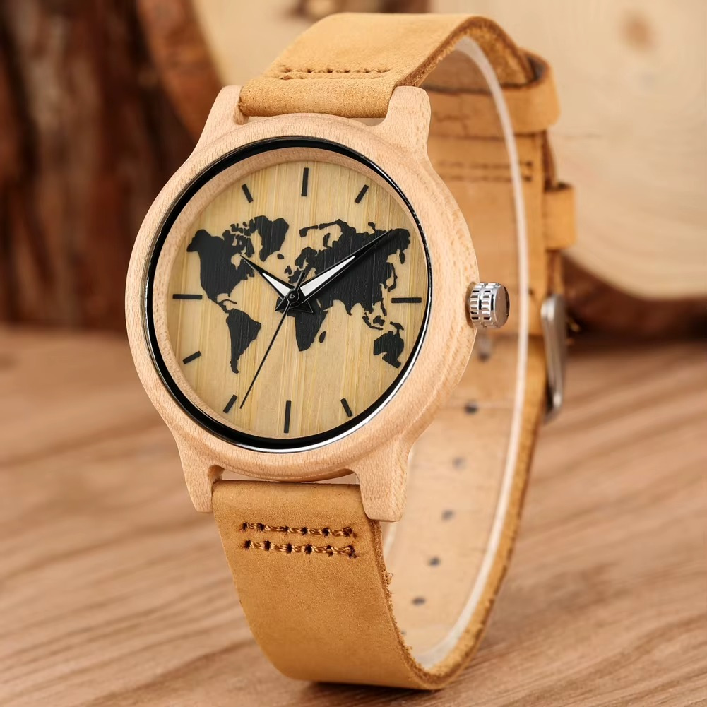 Montre en bois d'érable femme modèle Odyssée avec cadran motif carte du monde et bracelet en cuir camel vue de face