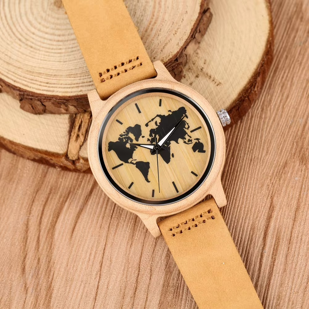 Montre en bois d'érable pour femme modèle Odyssée avec cadran motif carte du monde et bracelet en cuir camel