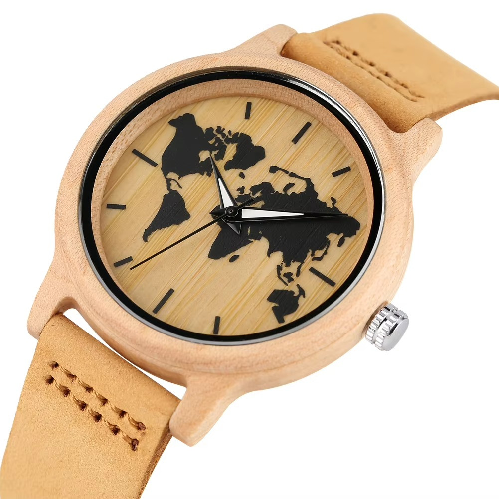 Montre en bois d'érable pour femme modèle Odyssée avec cadran motif carte du monde et bracelet en cuir camel vue de face en léger angle
