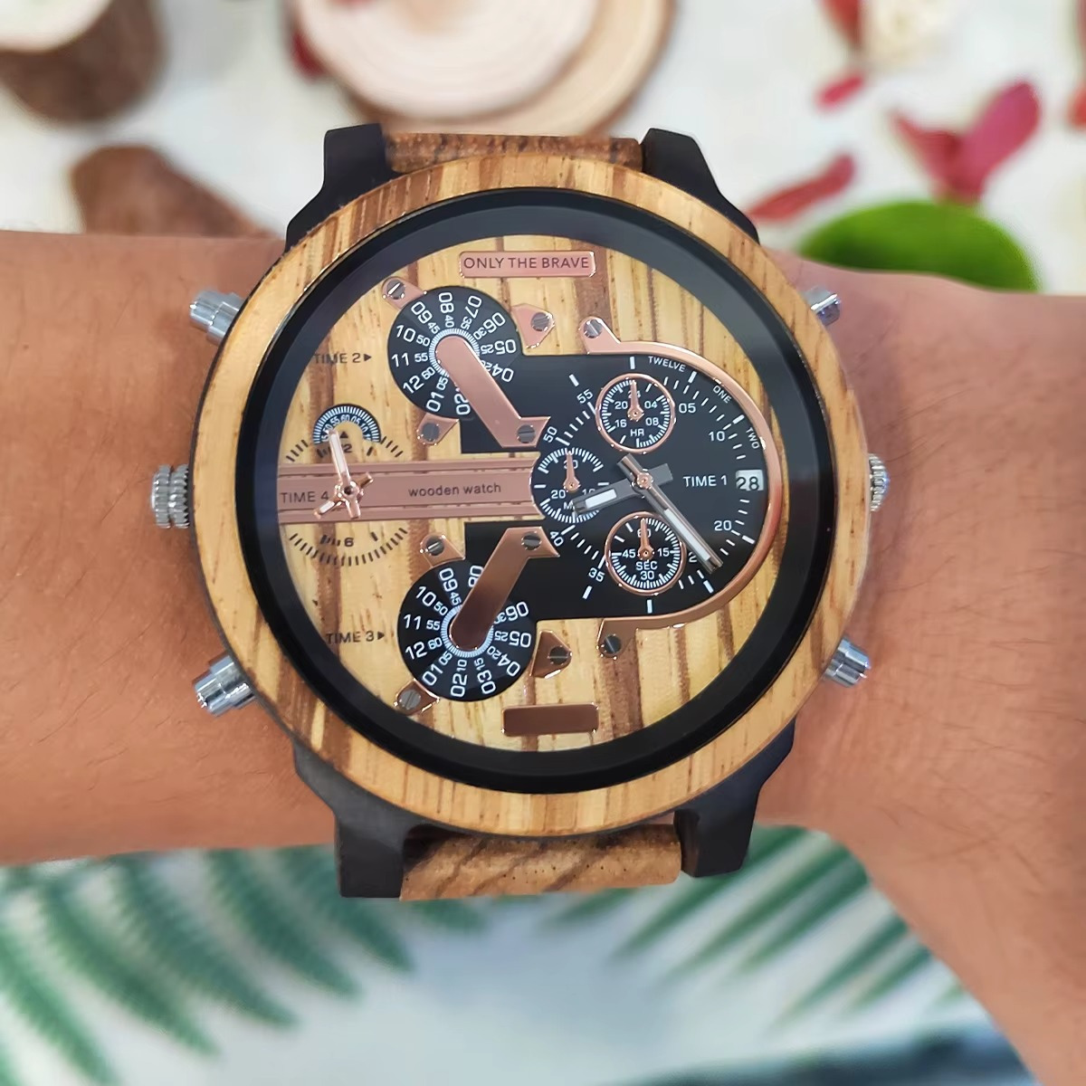 Montre en bois Everest grand cadran avec double fuseau horaire et aiguilles lumineuses visible au poignet