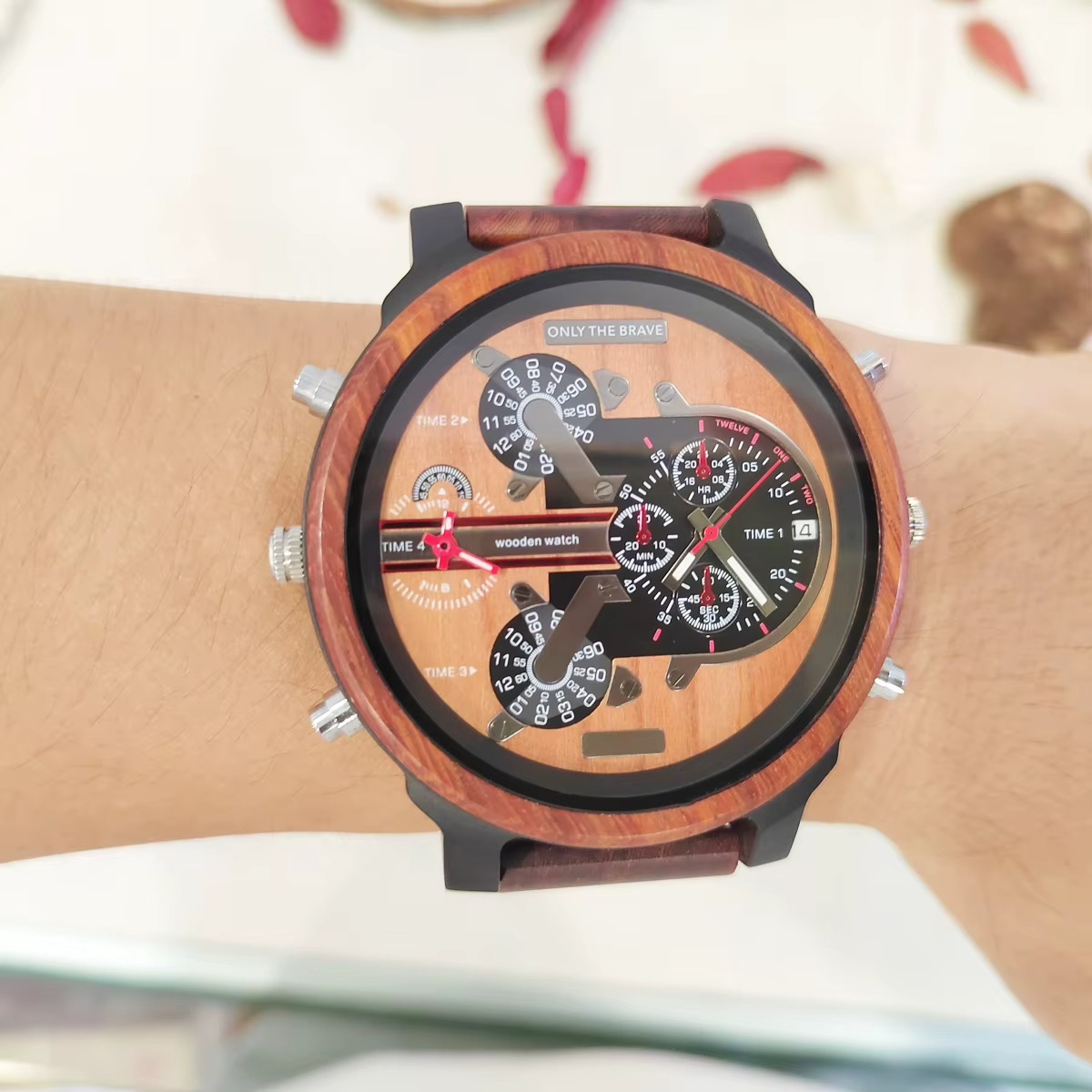 Montre en bois Everest grand cadran avec double fuseau horaire et aiguilles lumineuses portée au poignet, cadran marron et noir avec détails rouges
