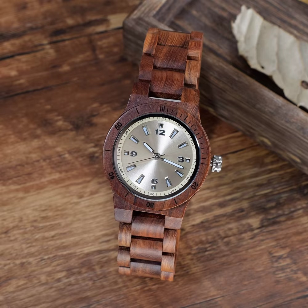 Montre en bois femme Almeria avec bracelet en santal rouge et cadran quartz japonais vue de face