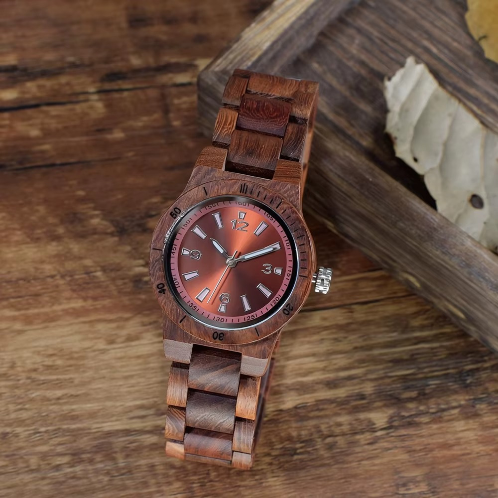 Montre en bois femme Almeria avec bracelet en santal rouge et cadran quartz japonais rouge vue rapprochée