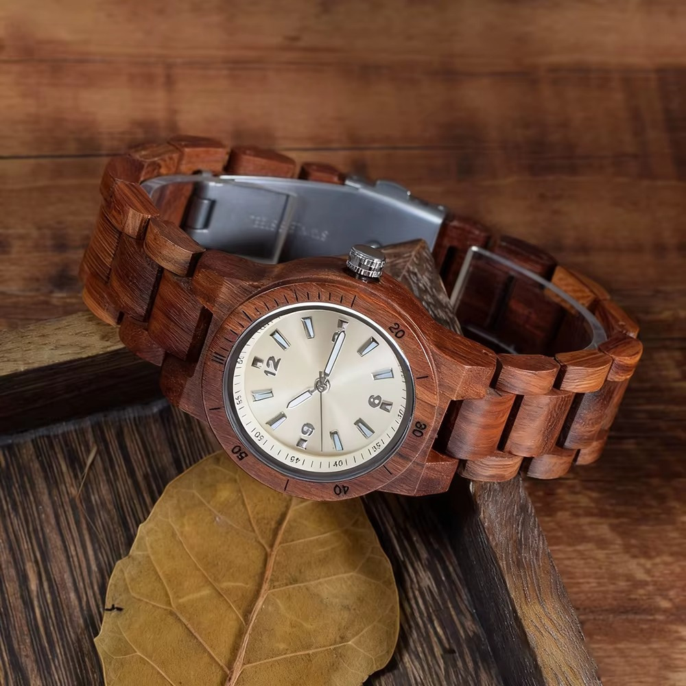Montre en bois femme Almeria avec bracelet en santal rouge et cadran quartz japonais beige vue rapprochée sur bracelet et fermoir