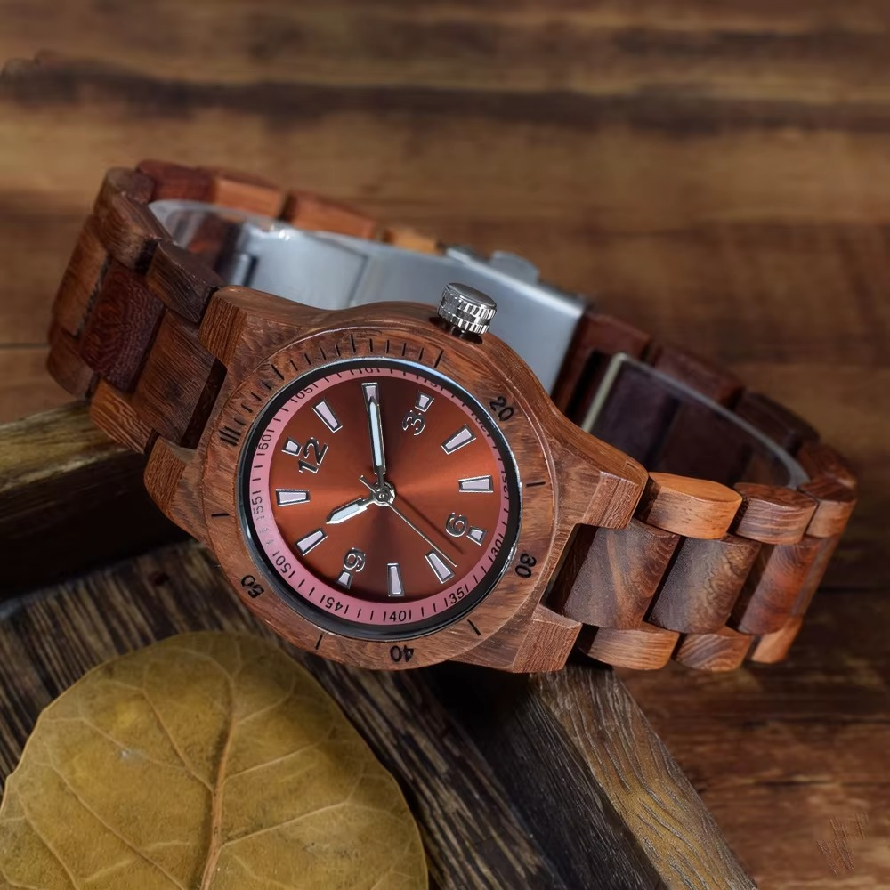 Montre en bois femme Almeria avec bracelet en santal rouge et cadran quartz japonais rouge vue rapprochée angle face