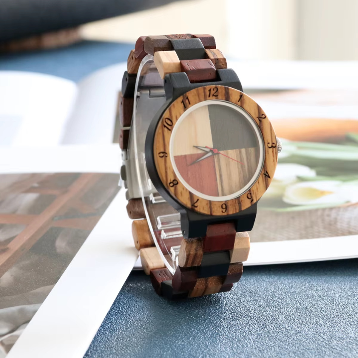 Montre bois femme Bahia avec cadran marqueté multicolore et bracelet multi-essences en gros plan