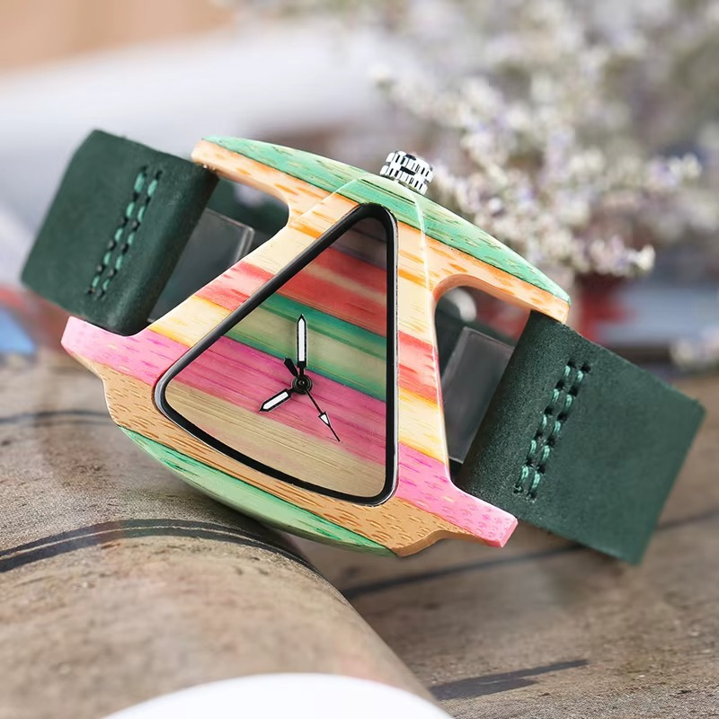 Montre en bois femme modèle Bali avec cadran triangulaire en bambou pastel et bracelet vert foncé