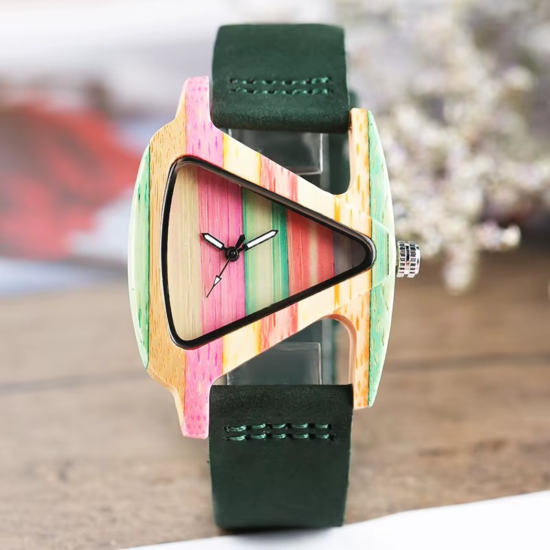 Montre en bois femme modèle Bali avec cadran triangulaire en bambou pastel multicolore et bracelet vert foncé