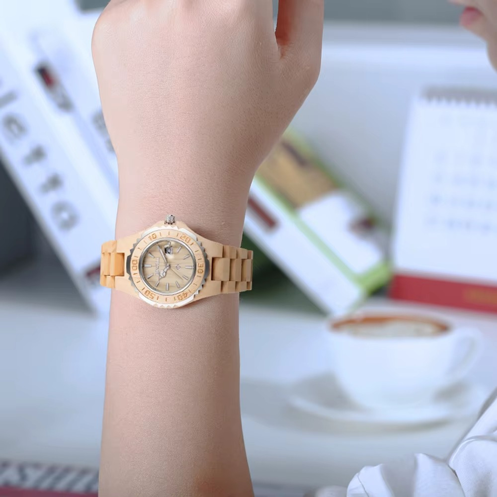 Montre en bois femme modèle Capri sport avec cadran plongée en bambou clair et affichage de la date portée au poignet
