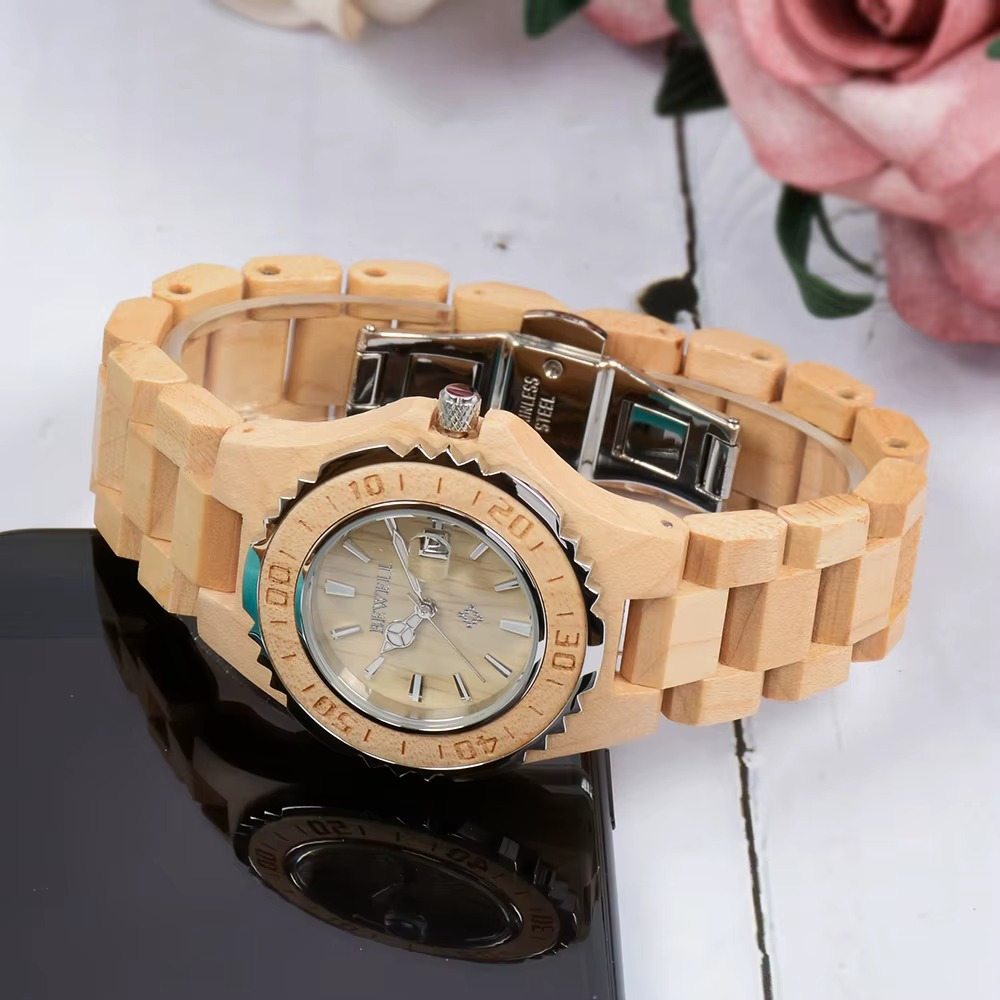 Montre en bois femme modèle Capri sport avec bracelet bambou clair, cadran plongée et affichage de la date