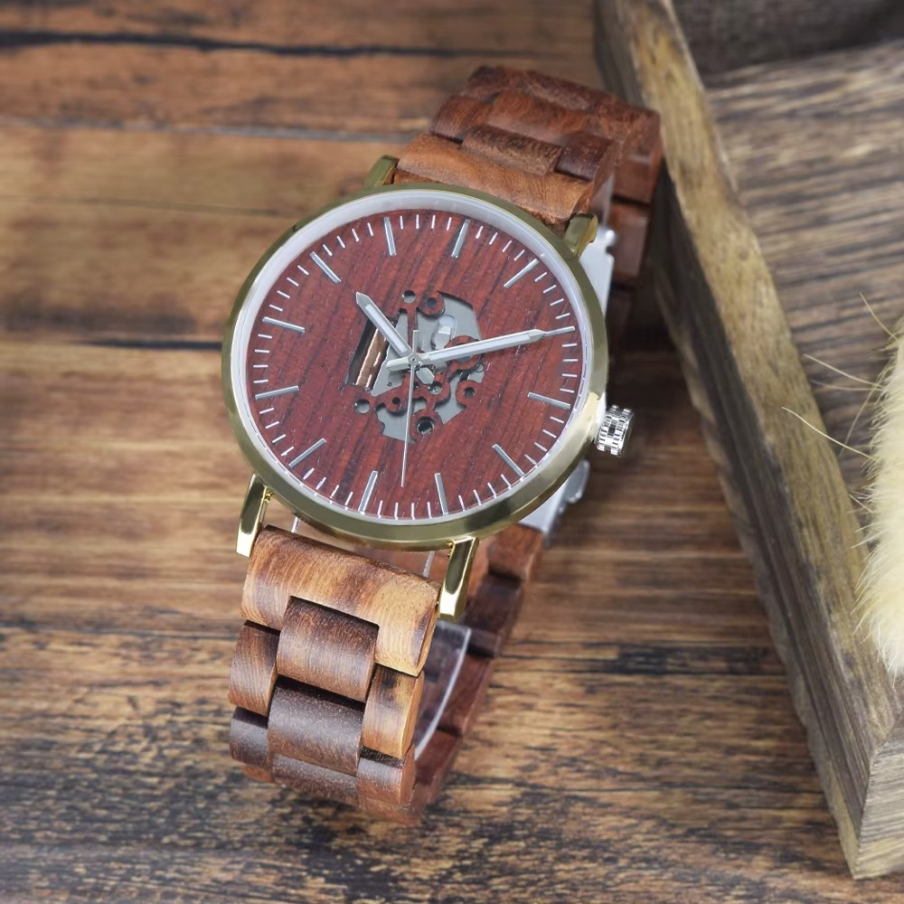 Montre en bois femme modèle Genève avec cadran ajouré marron et bracelet bicolore en bois