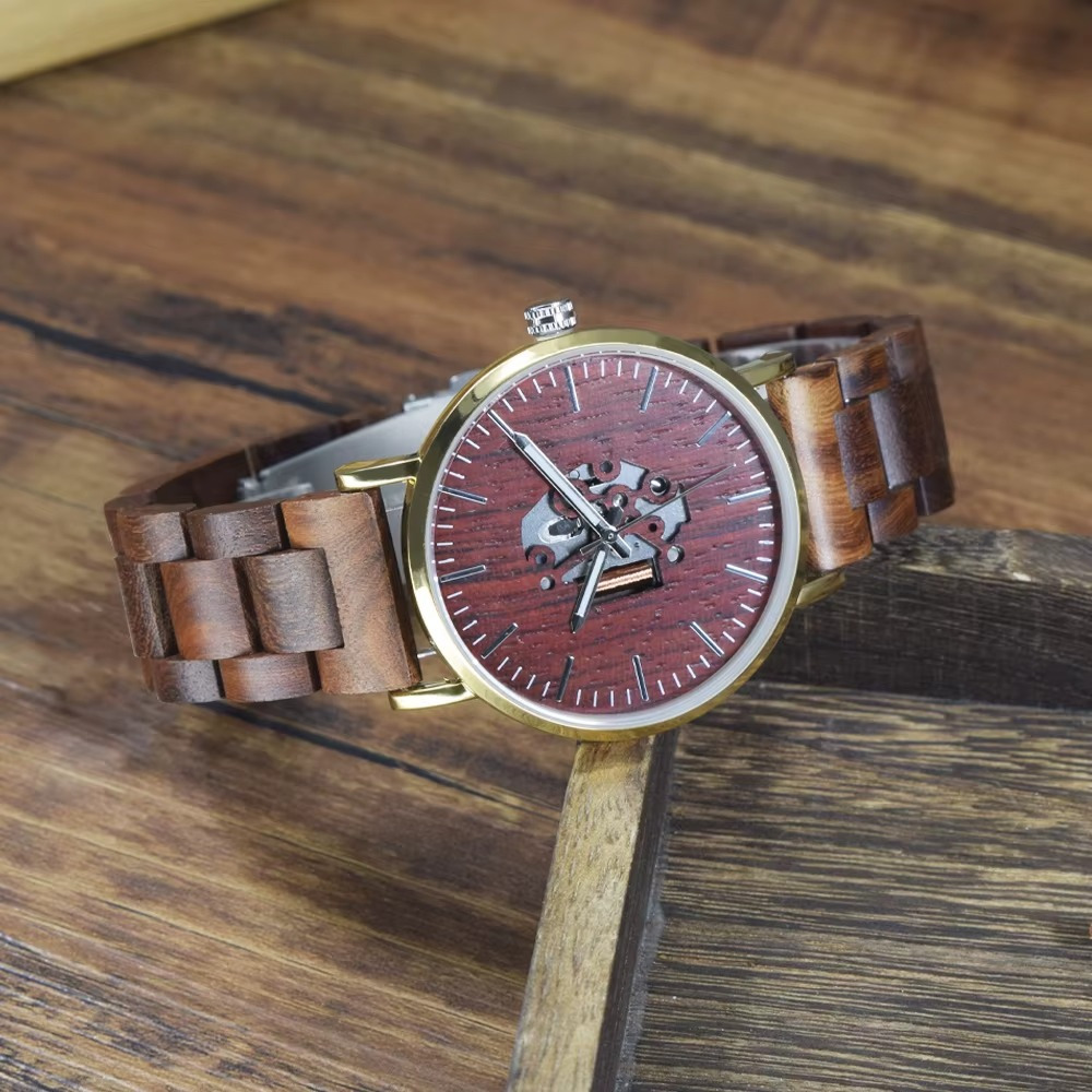 Montre en bois femme Genève avec cadran ajouré rouge et bracelet bicolore marron sur fond bois