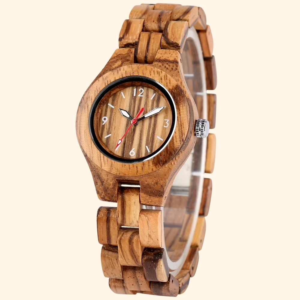 Montre en bois pour femme Havane avec cadran naturel 32 mm et lunette noire vue de face avec bracelet en bois