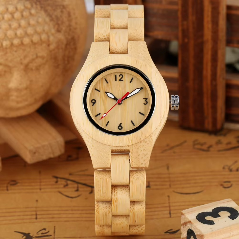 Montre en bois pour femme Havane avec cadran naturel 32 mm et lunette noire vue de face sur fond en bois