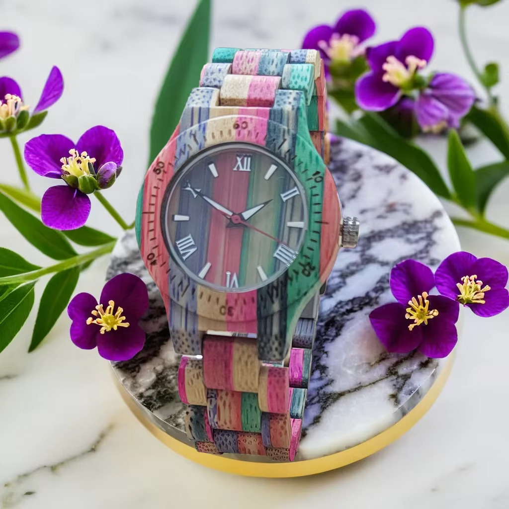 Montre en bois femme Ipanema sport cadran plongée bicolore en noyer et érable avec bracelet multicolore posé sur un support rond en marbre