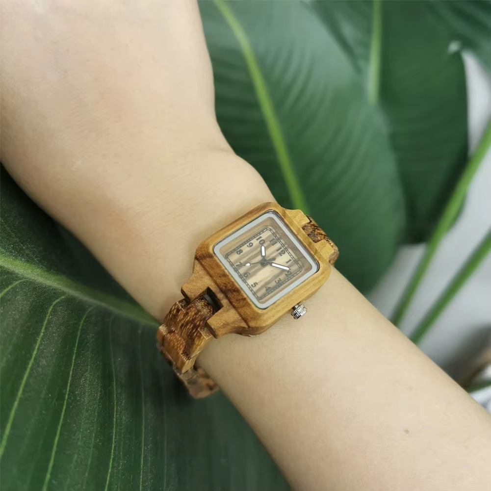 Montre en bois femme Lucerne avec cadran carré 26 mm et bracelet fin en bois naturel portée au poignet