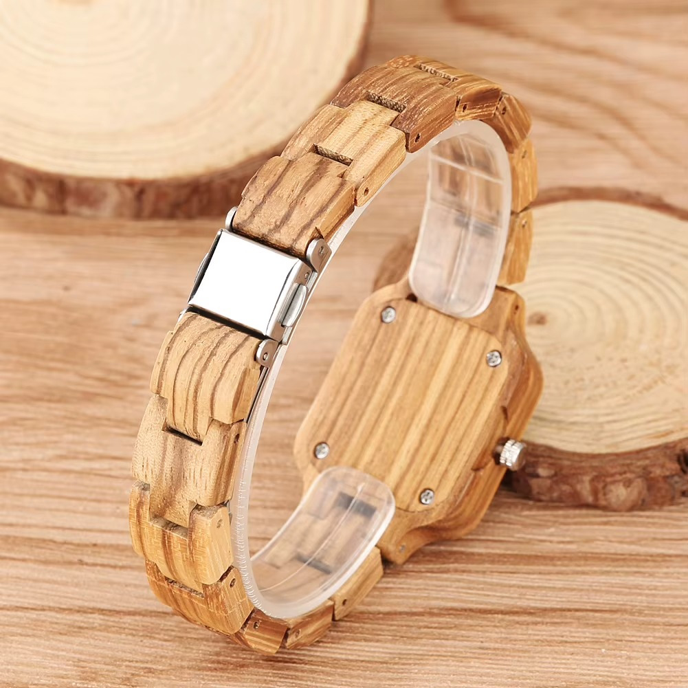 Montre en bois femme Lucerne avec cadran carré 26 mm et bracelet en bois fin vue arrière sur fond en bois