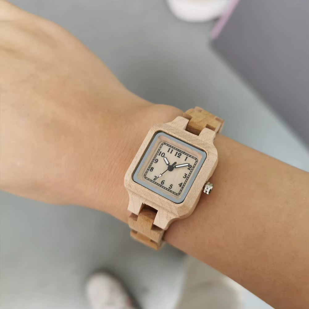 Montre en bois femme Lucerne modèle carré 26 mm avec bracelet en bois fin portée au poignet