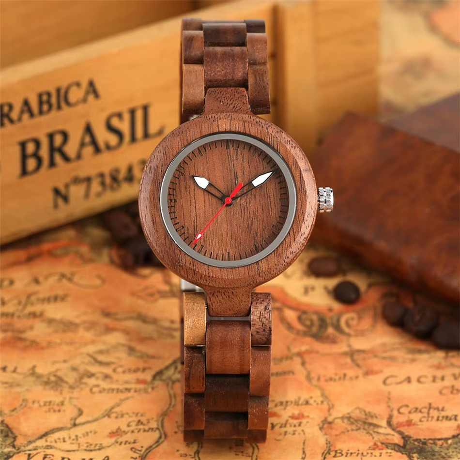 Montre en bois femme Lumina 36 mm avec aiguilles lumineuses et bracelet en bois vue de face sur fond de café et carte ancienne