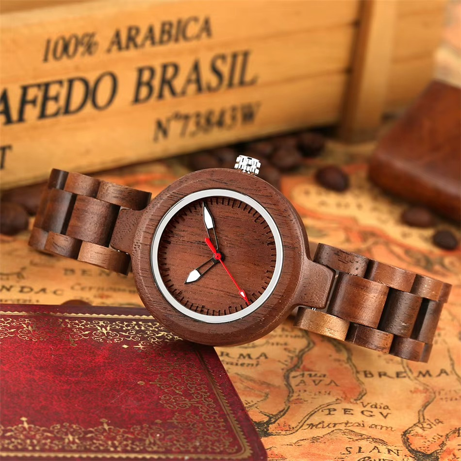 Montre en bois femme Lumina 36 mm avec aiguilles lumineuses et bracelet en bois posée sur une carte ancienne