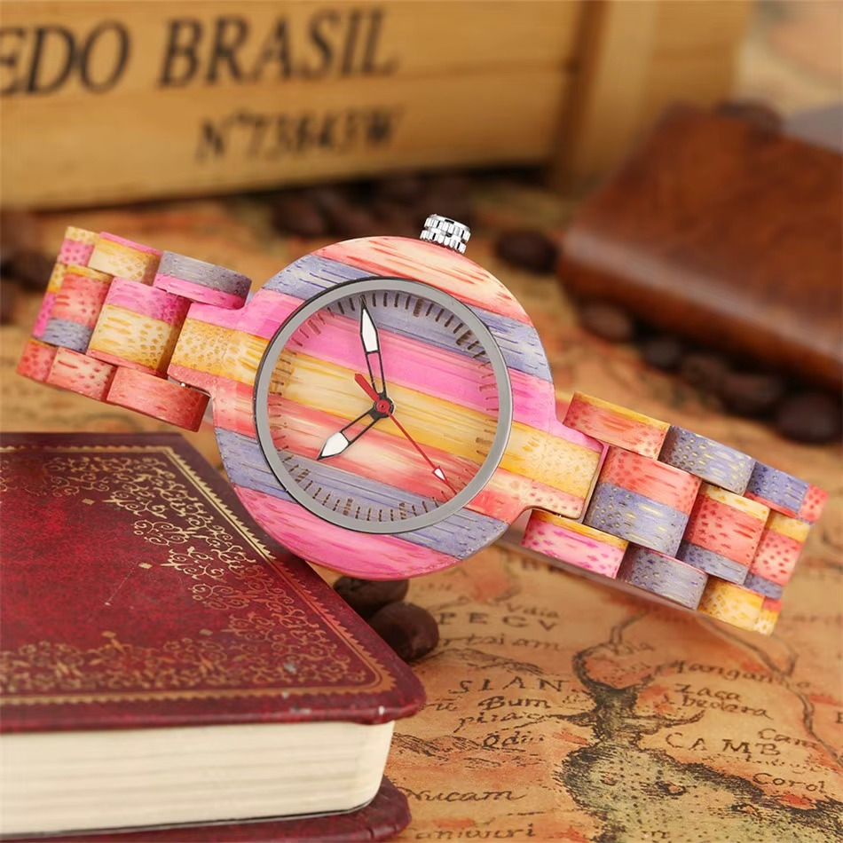 Montre en bois femme Lumina 36 mm avec aiguilles lumineuses et bracelet en bois multicolore vue en plongée sur fond vintage