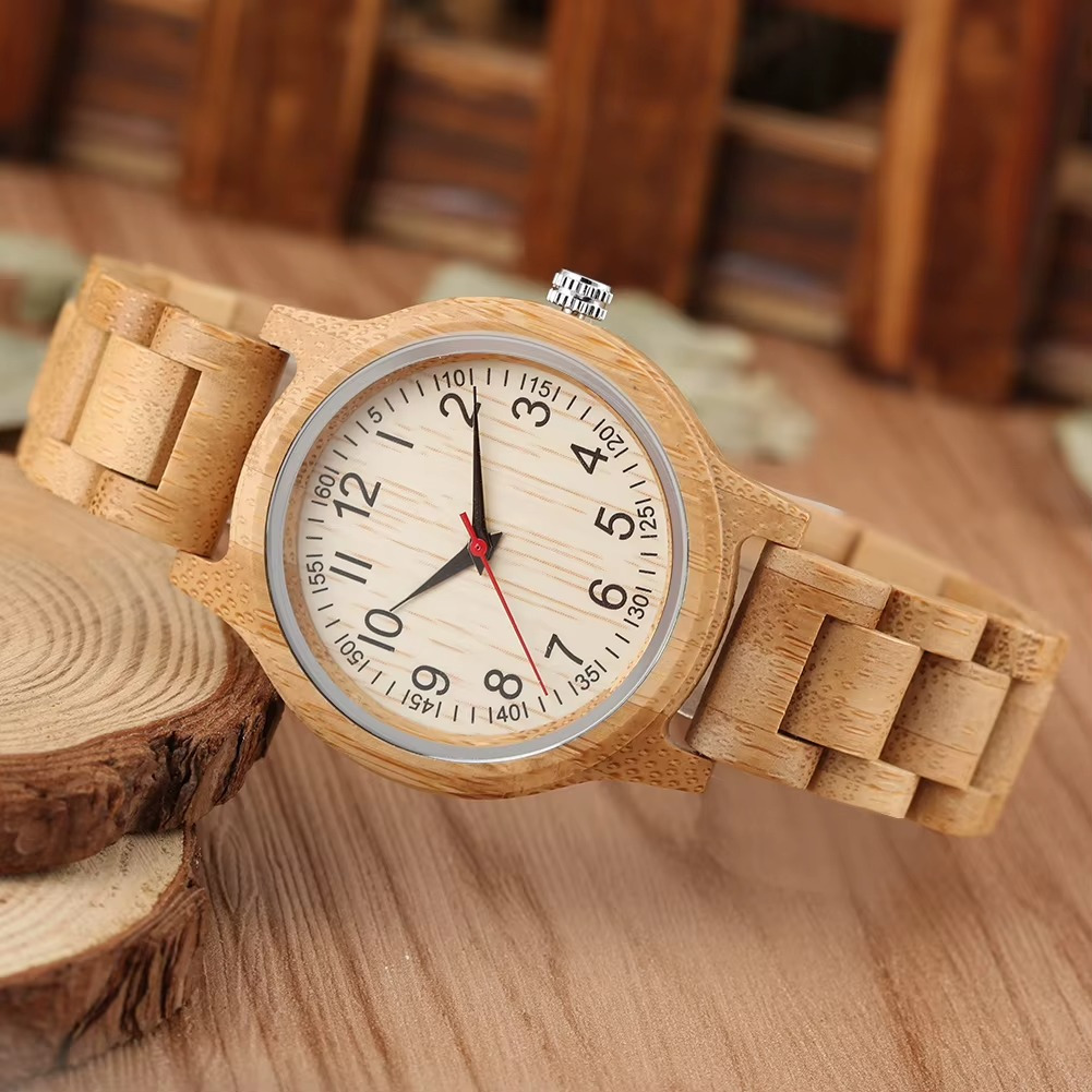 Montre en bois pour femme Nara en bambou naturel avec cadran rond beige et bracelet en maillons