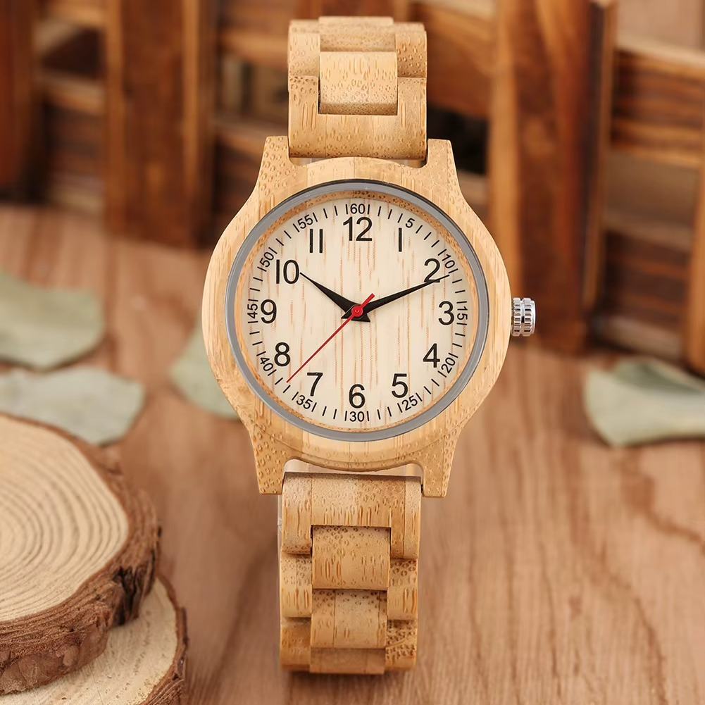 Montre en bois pour femme Nara en bambou naturel avec cadran rond clair et bracelet en maillons en bois