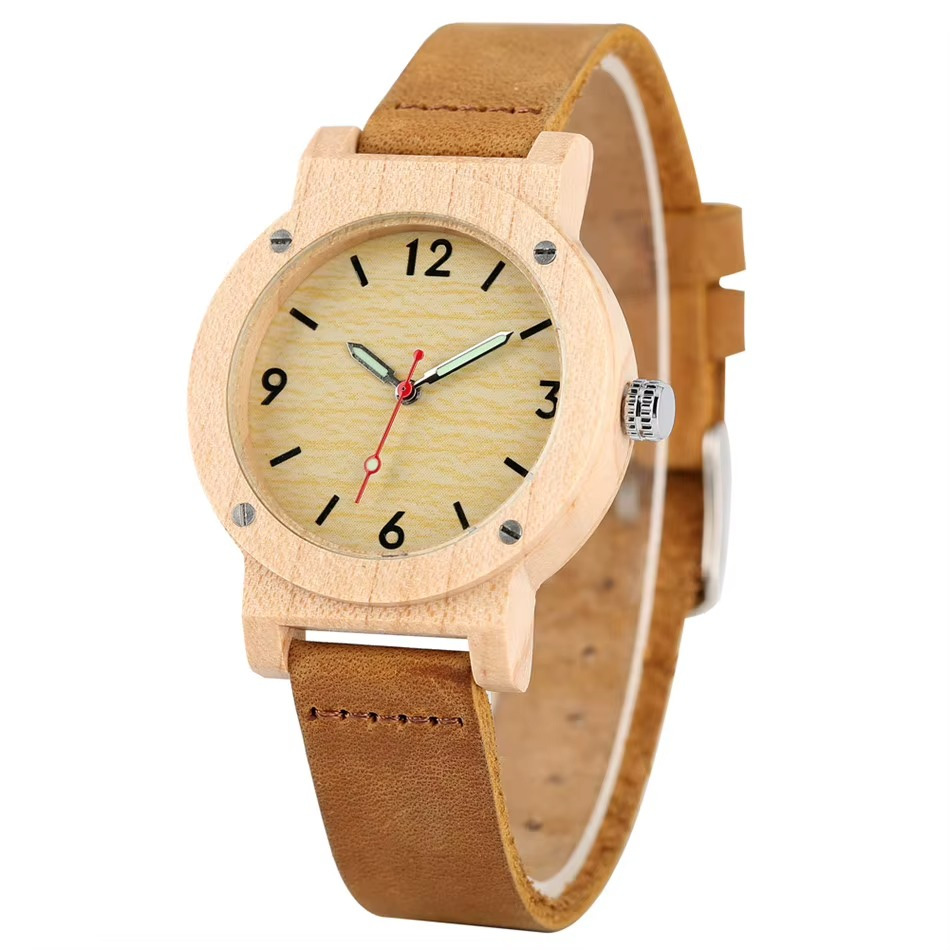 Montre en bois femme modèle Québec avec cadran en érable chiffres arabes et bracelet en cuir marron vue de face légèrement inclinée