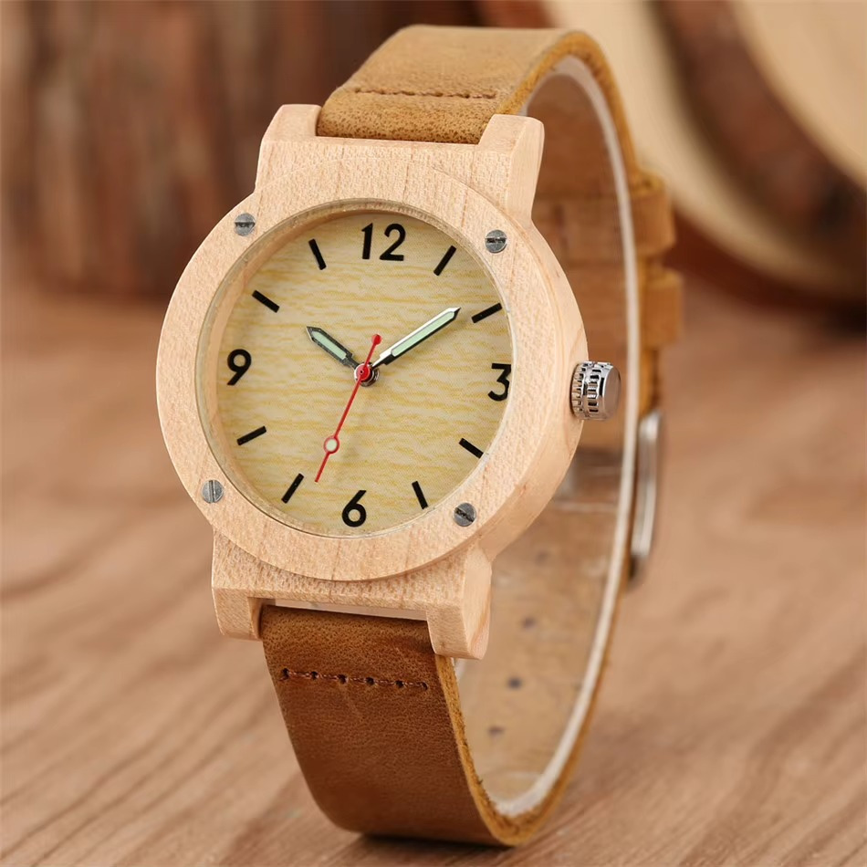 Montre en bois pour femme modèle Québec avec cadran en érable chiffres arabes et bracelet en cuir marron vue de face