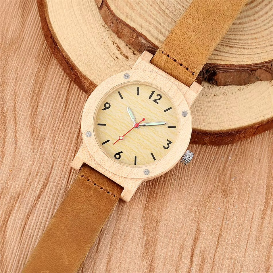 Montre en bois pour femme modèle Québec avec cadran en érable et chiffres arabes, bracelet en cuir marron vue rapprochée