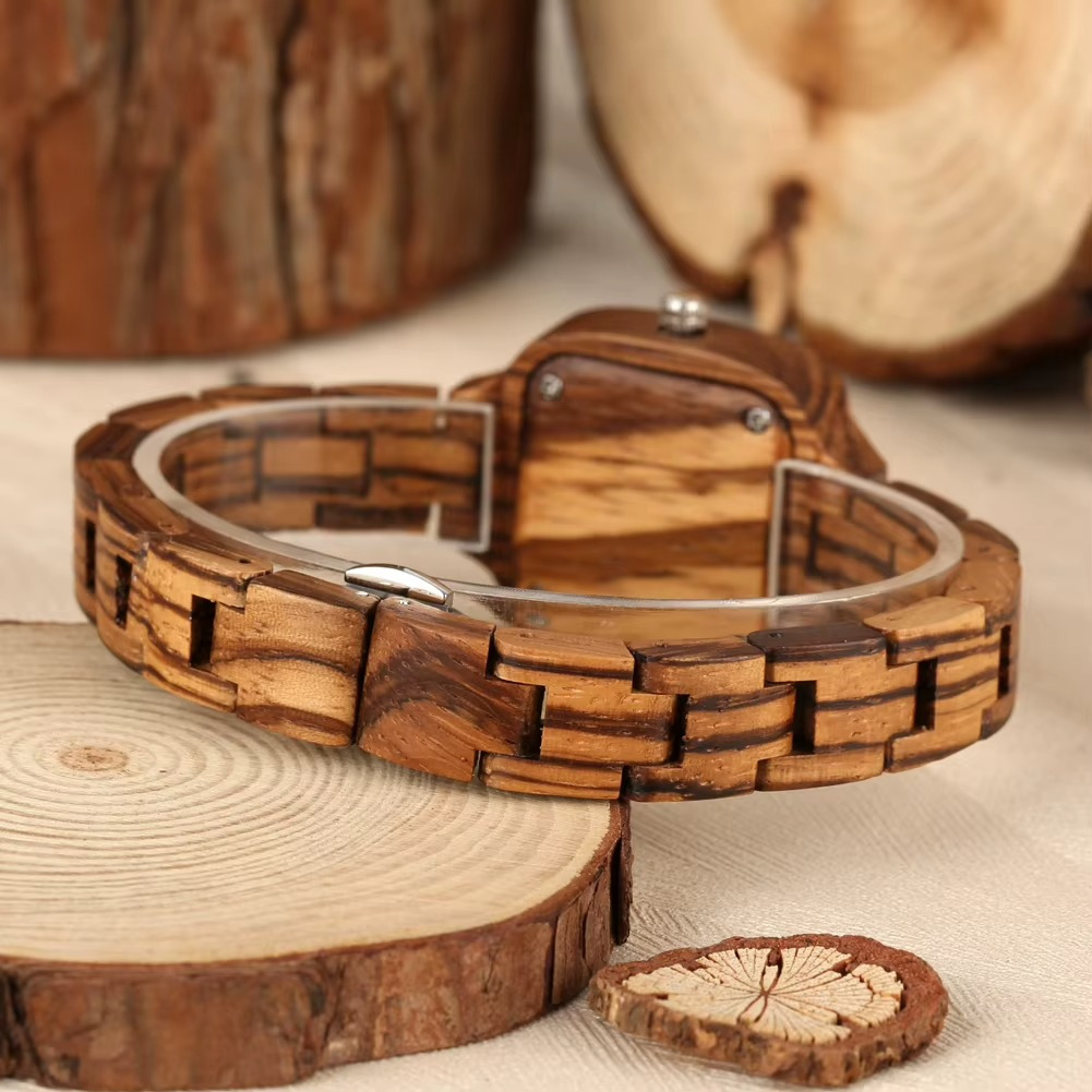 Montre en bois femme Séville avec cadran carré en zébrano 32 mm et bracelet en bois naturel vue arrière sur support en bois