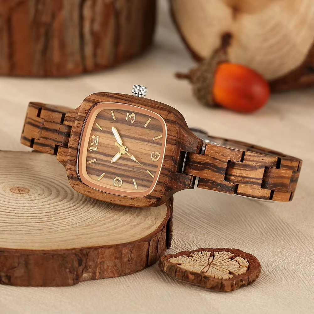 Montre en bois femme Séville carrée 32 mm en zébrano avec bracelet en bois, vue de face posée sur rondin de bois