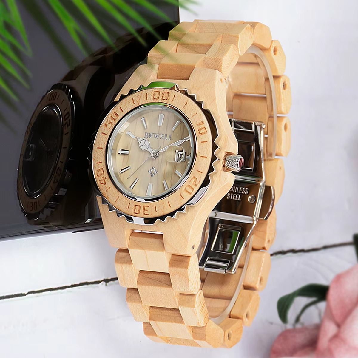 Montre en bois femme sport modèle Capri en bambou clair avec cadran plongée et affichage de la date