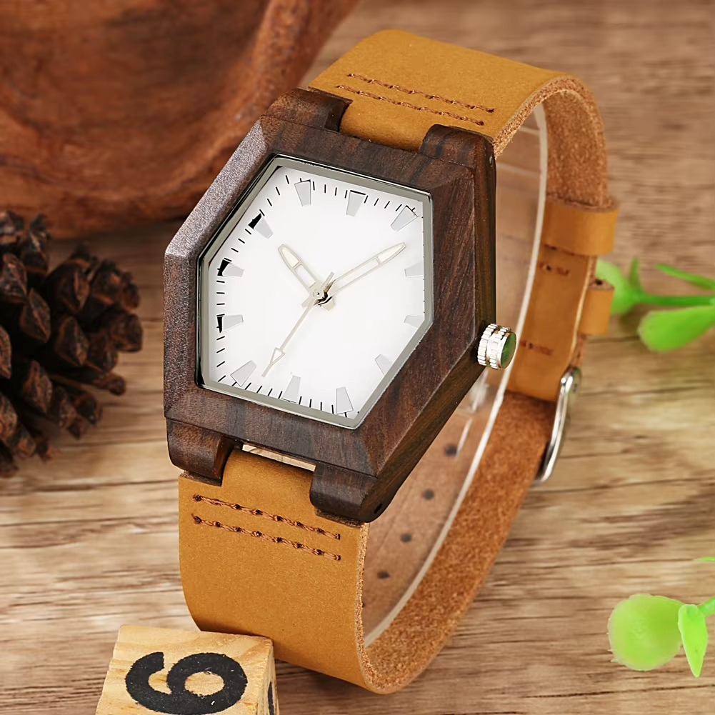 Montre en bois femme Ubud avec cadran hexagonal blanc et bracelet en cuir marron clair vue de face
