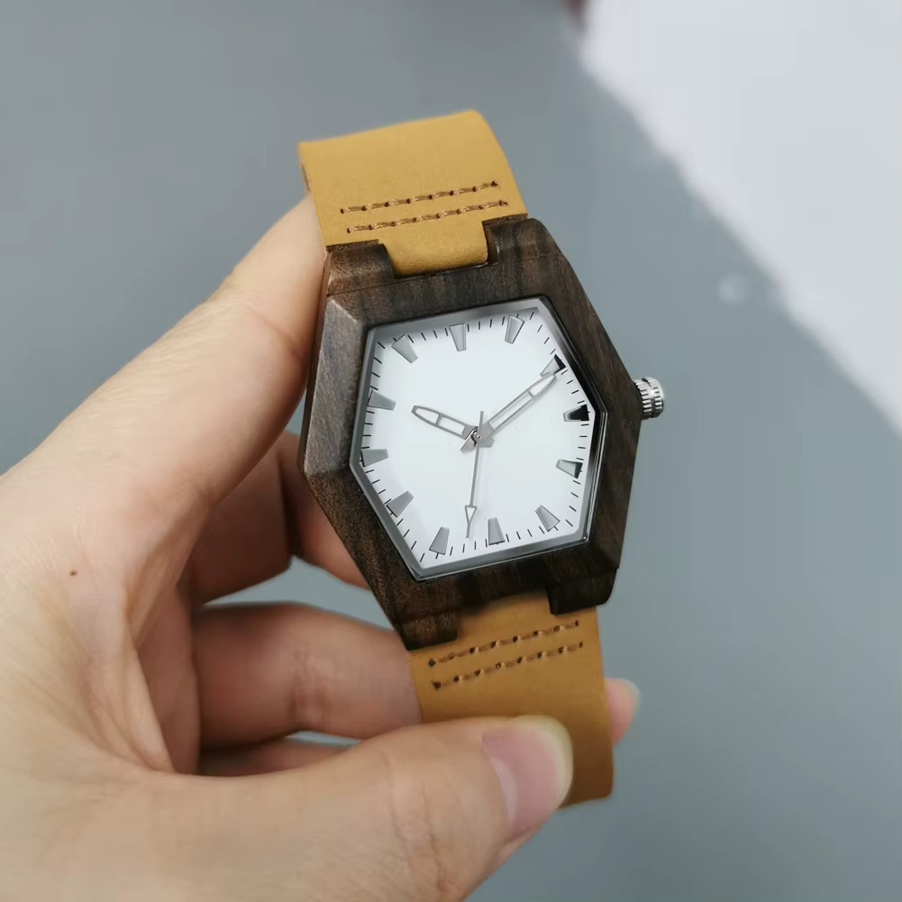 Montre en bois femme Ubud avec cadran hexagonal blanc et bracelet en cuir camel tenue en main