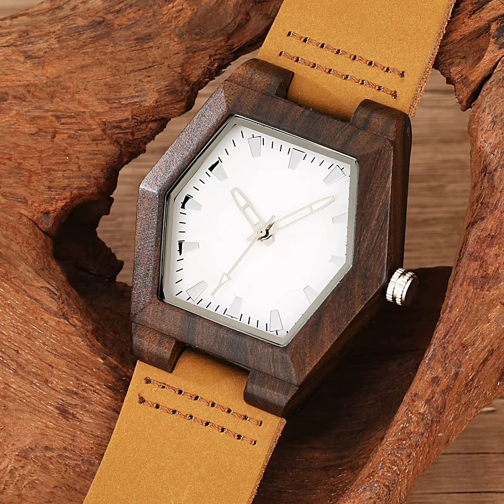 Montre en bois femme modèle Ubud avec cadran hexagonal blanc et bracelet en cuir camel