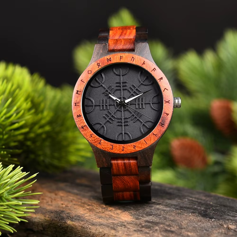 Montre en bois Fenrir pour homme bicolore avec cadran noir et runes gravées sur la lunette