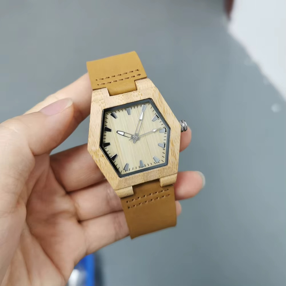 Montre en bois hexagonale Ubud pour femme avec bracelet en cuir marron clair tenue en main