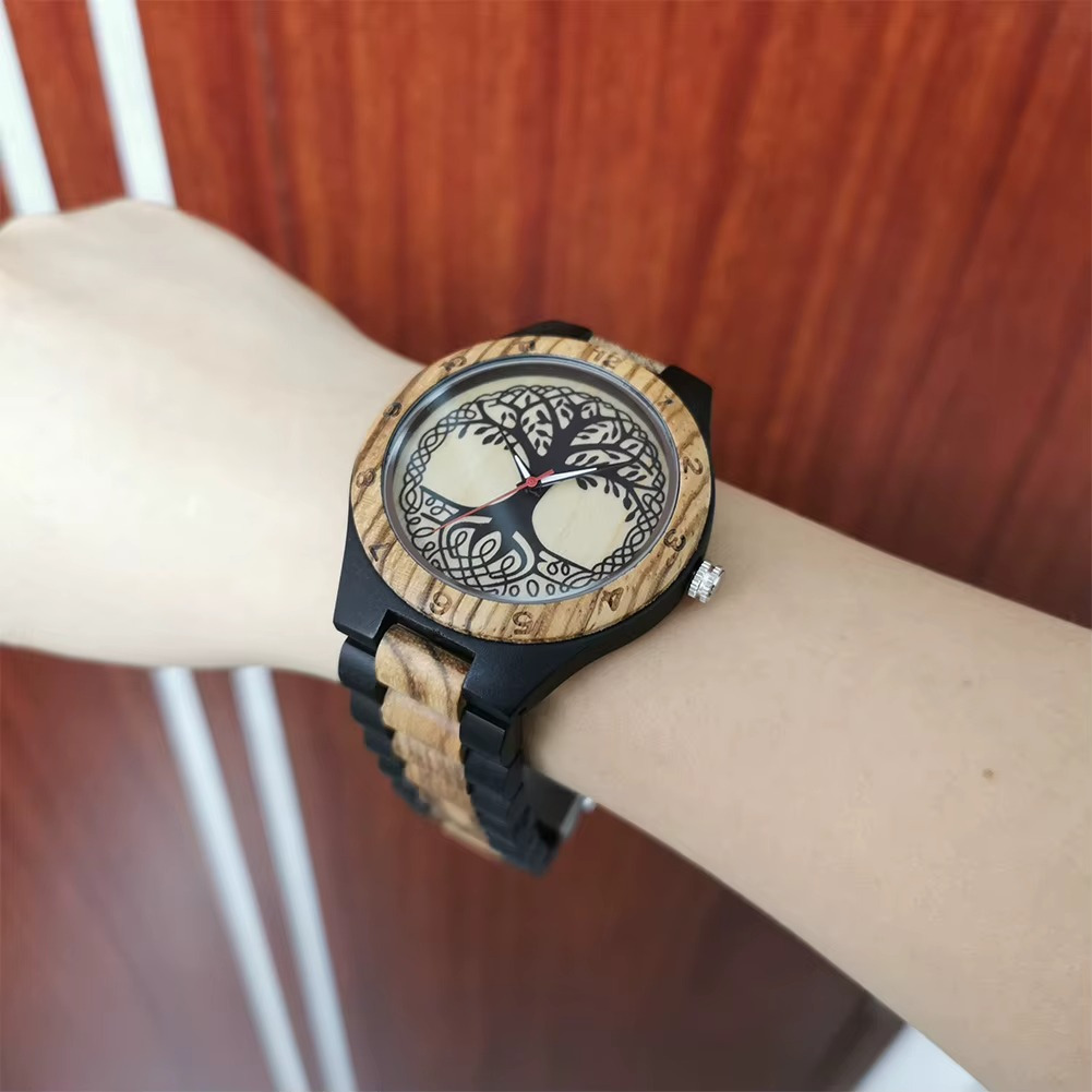 Montre en bois homme Avalon Zébrano avec cadran motif arbre de vie et nœud celtique portée au poignet