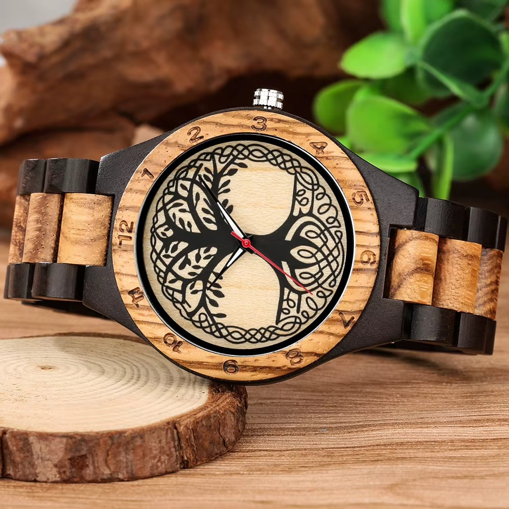 Montre en bois homme Avalon en zébrano avec cadran décoré d'un arbre de vie et d'un nœud celtique