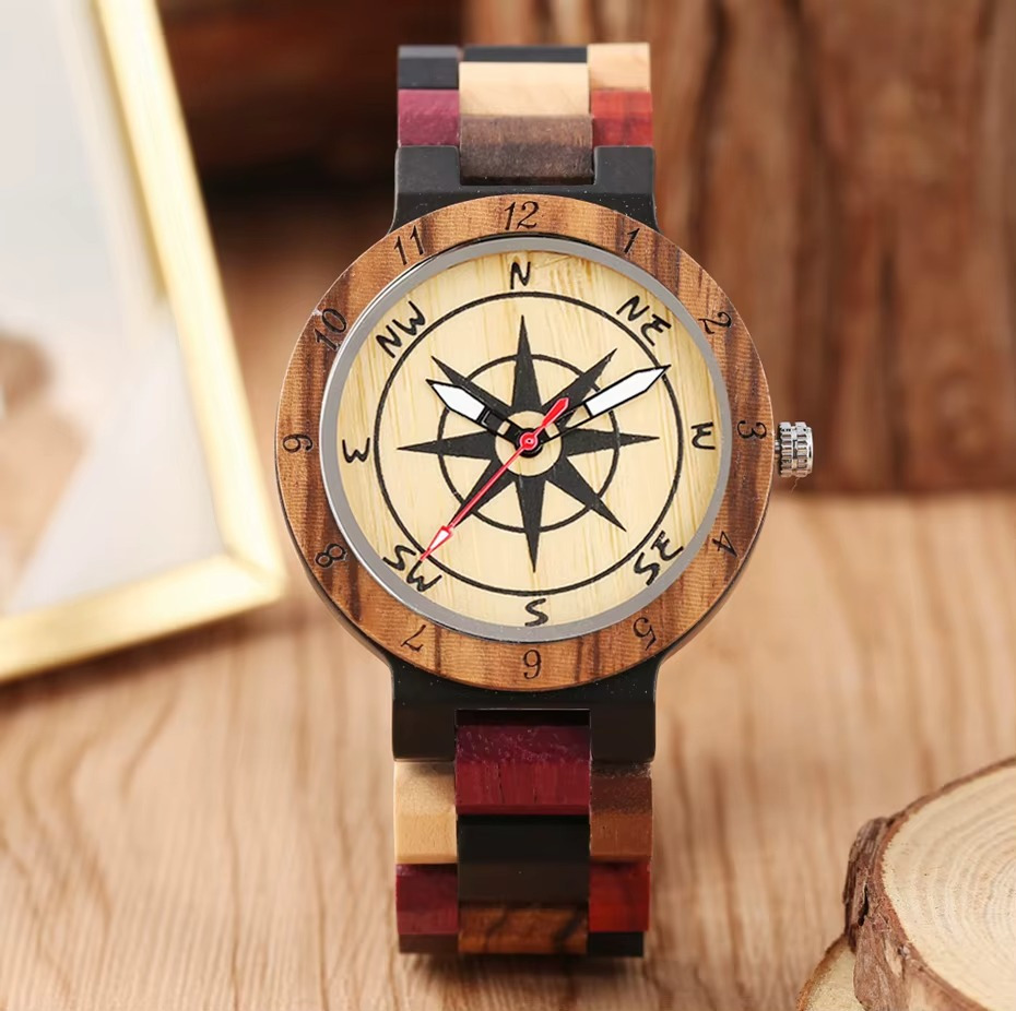 Montre en bois homme Boréal avec cadran boussole 43 mm et bracelet multi-essences vue de face