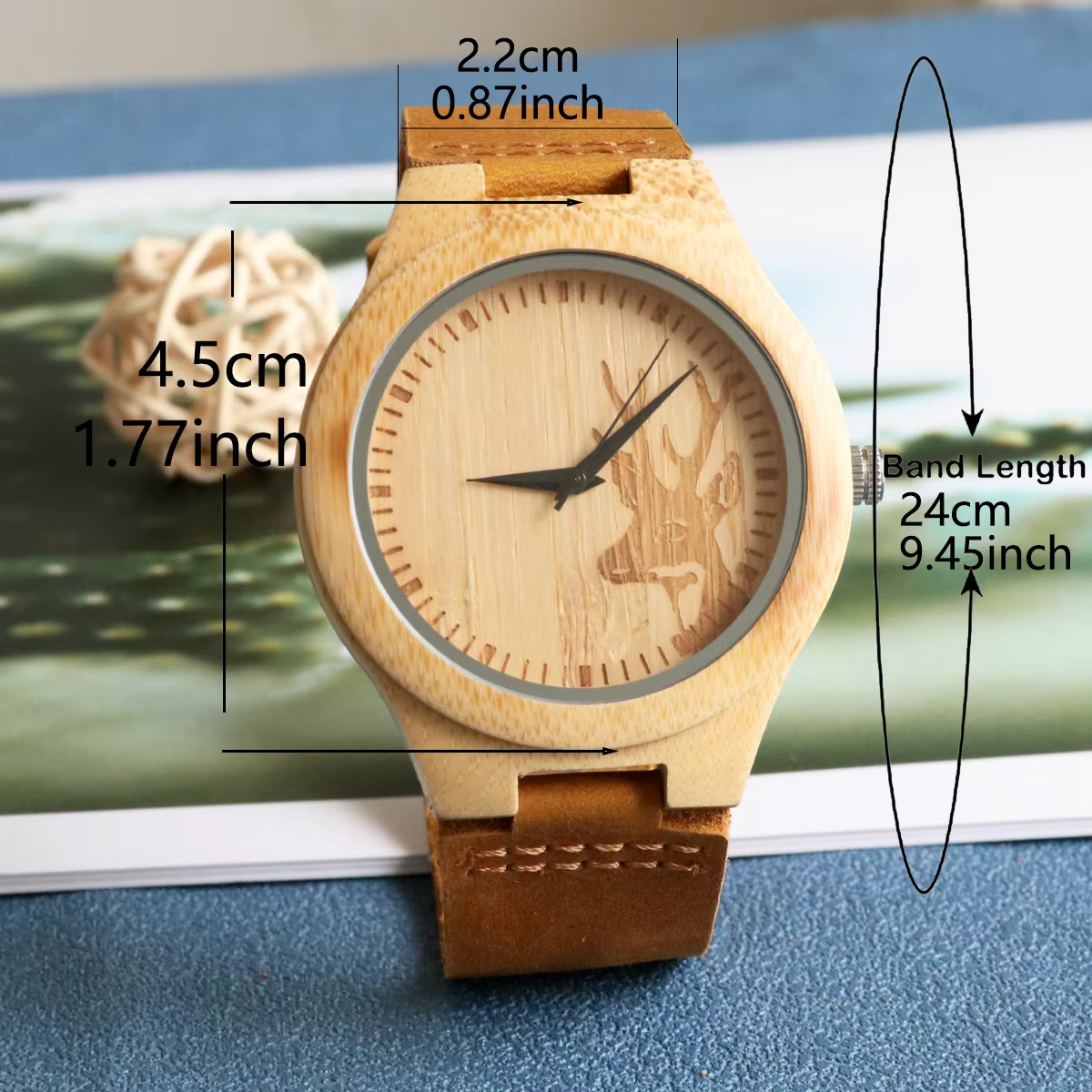 Montre en bois Chambord pour homme avec cadran gravé d'un motif cerf et bracelet en cuir brun vue de face avec dimensions visibles