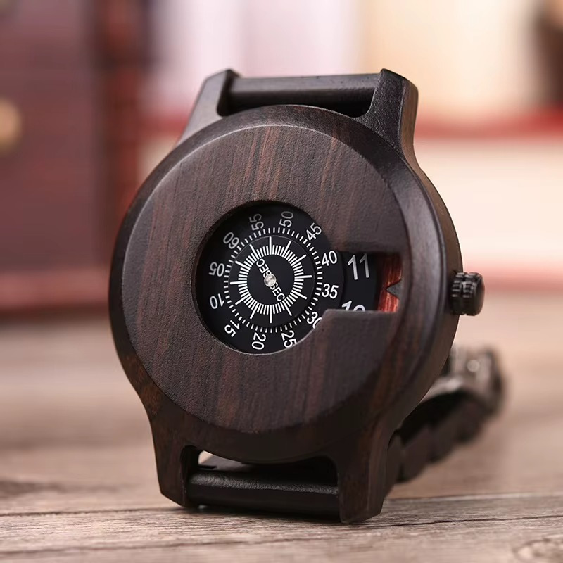 Montre en bois homme ébène Mystère avec affichage à disques rotatifs sans aiguilles vue de face sur surface en bois